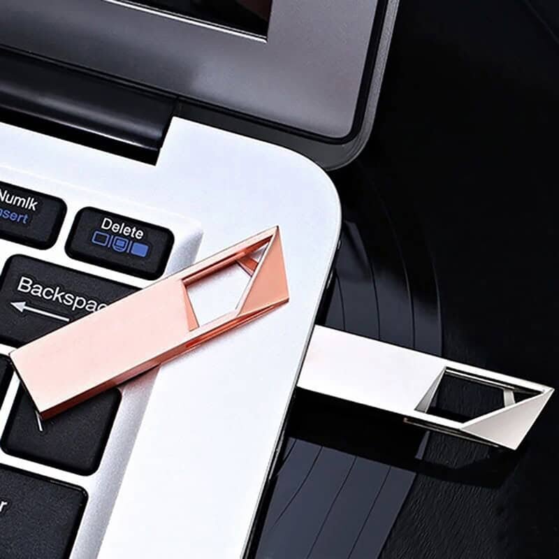 unidad flash usb metálica hueca en blanco