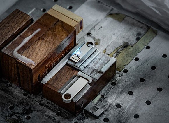 Лазерная гравировка usb-накопителя