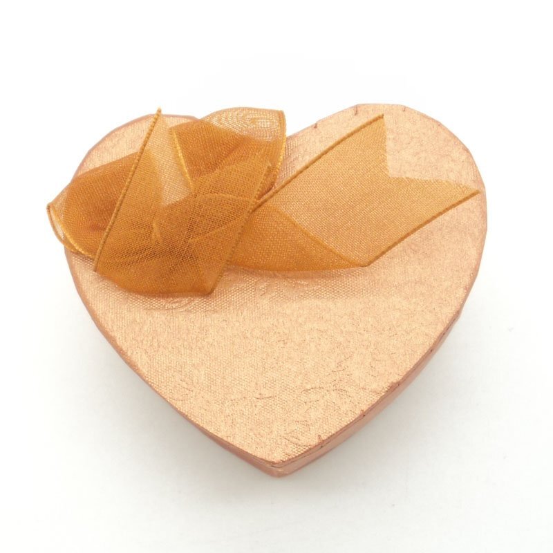 Scatola regalo gioiello dorata a forma di cuore con fiocco di nastro
