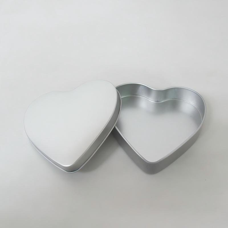 Scatola di latta vuota a forma di cuore