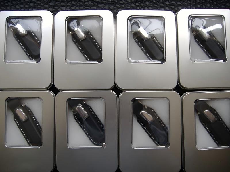 Chiavette USB con cinturino in pelle in scatole di latta con finestra