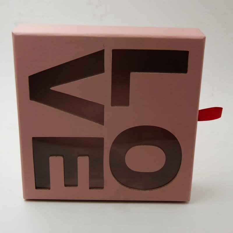 Scatola regalo a cassetto rosa con ritaglio della scritta LOVE
