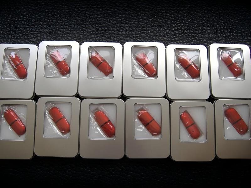 Chiavette USB a capsula rossa in latta di metallo con finestra