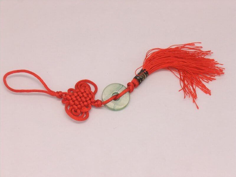 Ornamento cinese con nodo rosso, moneta di giada e nappa