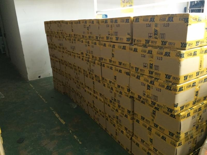 Cartoni di spedizione impilati nel magazzino