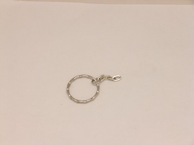 Anello portachiavi in metallo strutturato con catena di prolunga